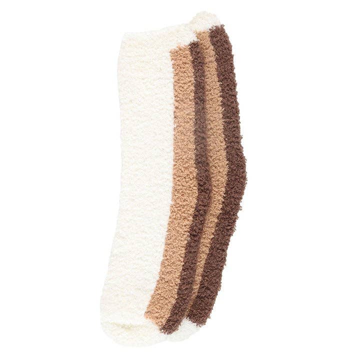 Ensemble tasse et chaussettes roulé à la cannelle
