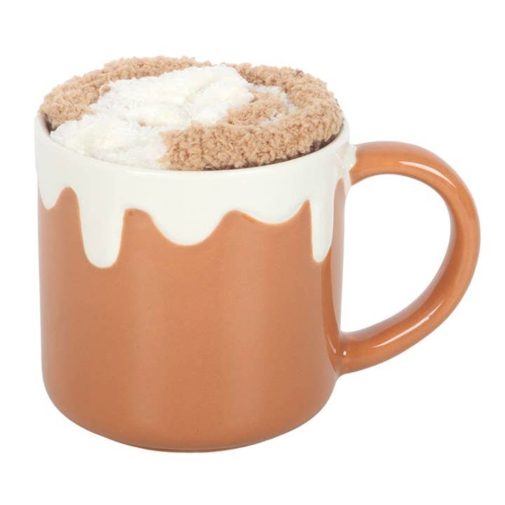 Ensemble tasse et chaussettes roulé à la cannelle