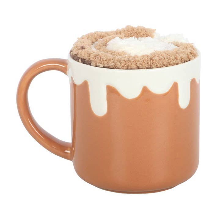 Ensemble tasse et chaussettes roulé à la cannelle